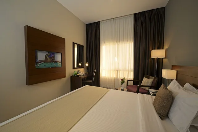 جناح عائلي بسرير كينج وسريرين منفصلين بغرفتي نوم بمطبخ، Action Hotel Ras Al Khaimah 3/9