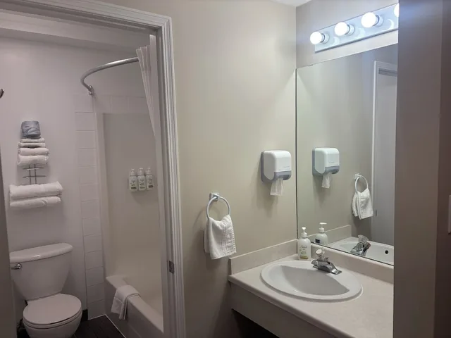 غرفة بسرير كينج بمطبخ صغير، Super 8 by Wyndham Valemount 3/3