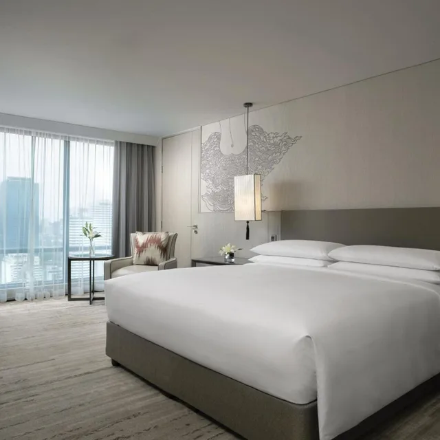 غرفة بسرير كينج مع دخول صالة النادي، Bangkok Marriott Marquis Queens Park 1/6