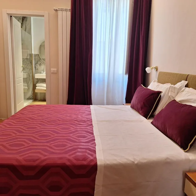 غرفة ثلاثية، Hotel Maxim 2/7