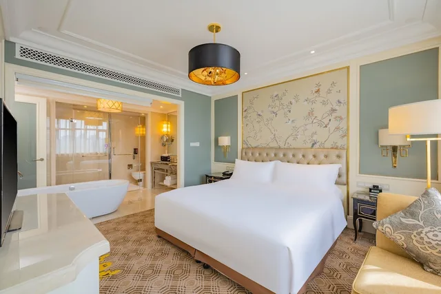 جناح بسرير كينج بغرفة نوم واحدة مع دخول صالة النادي مع دخول الصالة، CROWNE PLAZA ZHENGZHOU 4/6