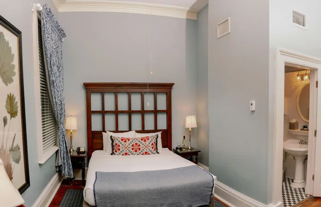 Petite, Queen Bed، The Marshall House 2/4