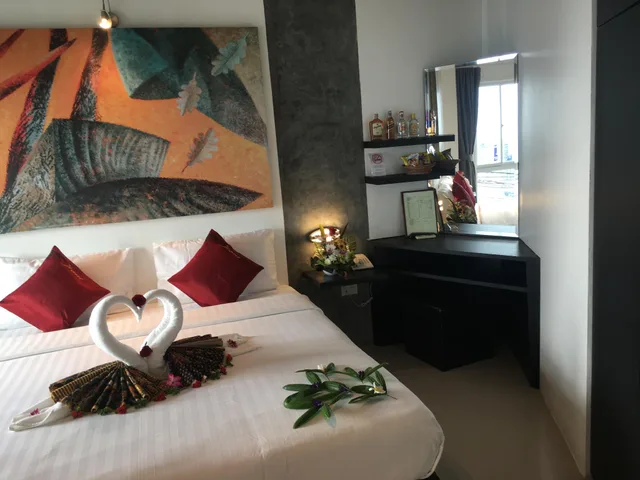 Loft, Premium, King Bed, The Front Hotel And Apartment 2/2