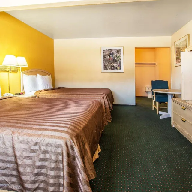 غرفة بسريرين كوين للمدخنين، Travelodge By Wyndham Turlock 3/7
