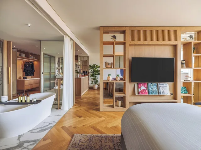Beyond Me, Suite, King Bed, Sofa، ME Lisbon 2/7