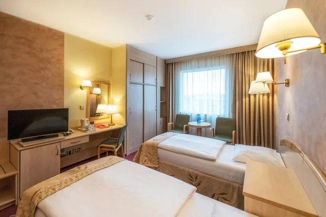 Room, Twin Beds, Street View، Hotel Park Plaza 2/5