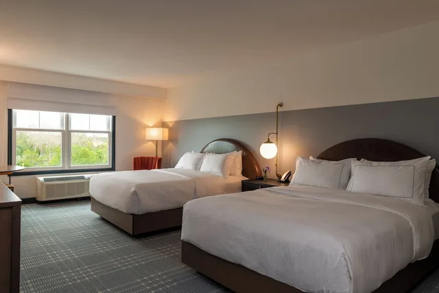 Room, 2 Queen Beds, Lake Side, Bathtub، Hotel Canandaigua, Tapestry Collection by Hilton 1/7