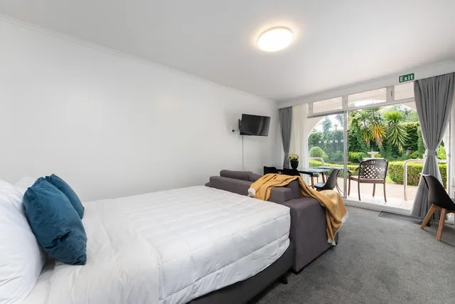 جناح ديلوكس بسرير كوين وسرير فردي بإطلالة على الحديقة بغرفة نوم واحدة بمطبخ صغير، Aarangi Motel 1/6