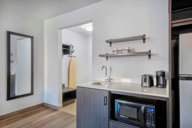 غرفة قياسية بسرير كينج بمطبخ صغير، Studio6 Georgetown, KY - Lexington North 8/8