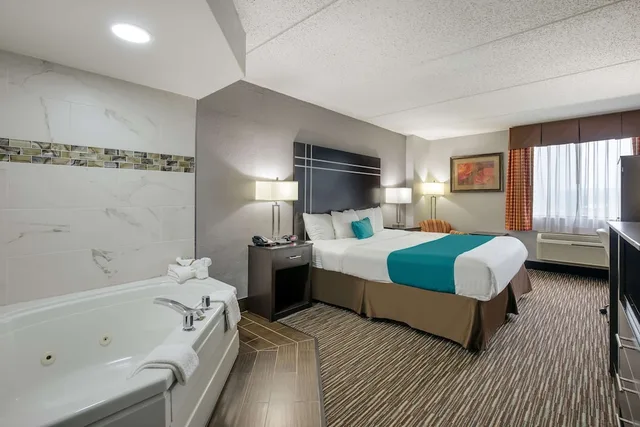 غرفة قياسية بسرير كينج بحوض جاكوزي لذوي الإعاقة، Best Western Waukesha Grand 6/6
