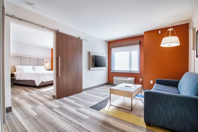 جناح بسرير كينج، Holiday Inn Express Suites Langley 2/6