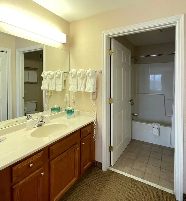 جناح بسرير كينج مع أريكة بحوض جاكوزي، Smart Suites, an Ascend Collection Hotel 9/10