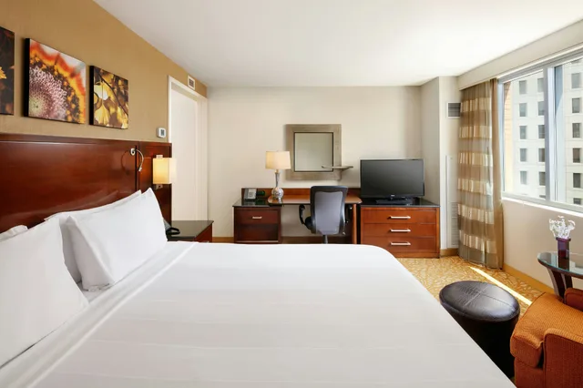 Room, King Bed, Milwaukee Marriott Downtown 1/3