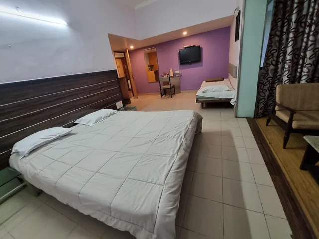 غرفة ثلاثية، Hotel Raviraj 1/2