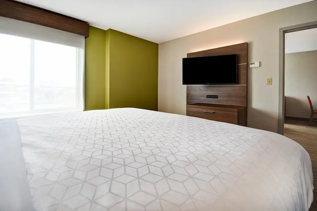 جناح بسرير كينج بغرفة نوم واحدة مع أريكة، Holiday Inn Express Newport North - Middletown 2/6