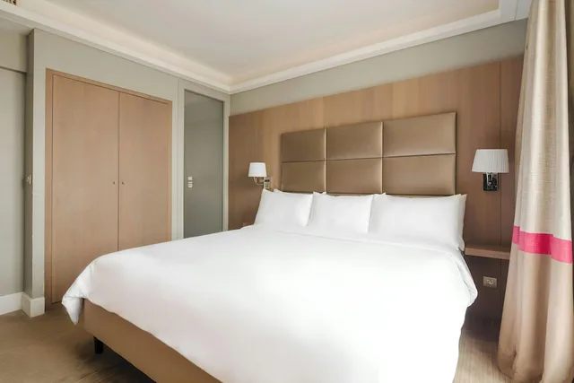 جناح بسرير كينج مع أريكة، L Edmond Hotel Parc Monceau 1/4