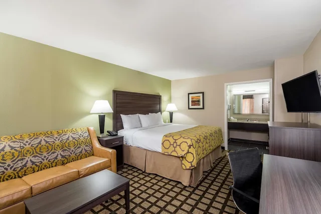 غرفة بسرير كينج، Baymont By Wyndham Clarksville 2/4