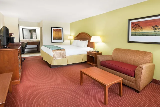 غرفة ديلوكس بسرير كينج، Baymont By Wyndham Orangeburg North 2/2