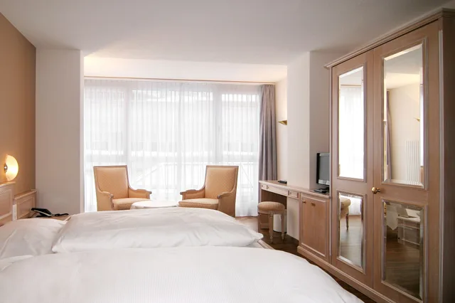 غرفة أساسية بسريرين منفصلين، Hotel Schweizerhof Gourmet Spa 1/2