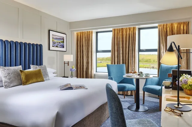 غرفة سوبيريور بسرير كوين وسرير فردي بإطلالة على المرفأ، Westport Coast Hotel 1/3