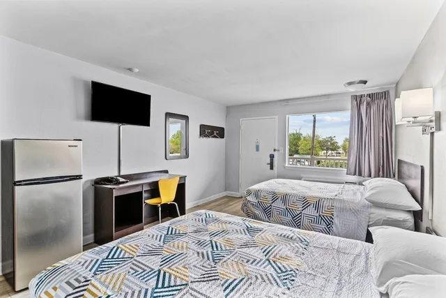 غرفة قياسية بسريرين كوين بمطبخ، Studio6 Wilmington, NC 6/10