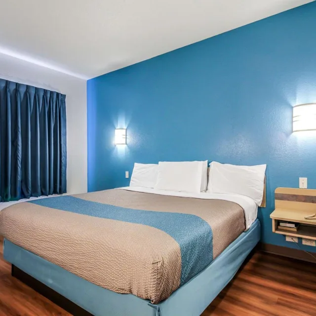 1 King Bed - Mobil Access Tub Nsmk Micfridg, Motel6 New Braunfels, TX 3/9