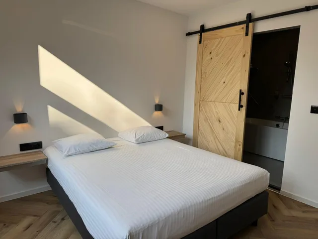 Deluxe, Hotel Port 1/3