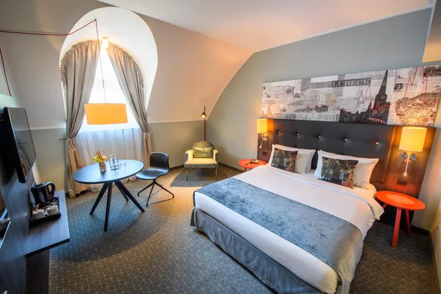 غرفة قياسية بسرير كينج وسرير كوين، Holiday Inn Luebeck 4/8