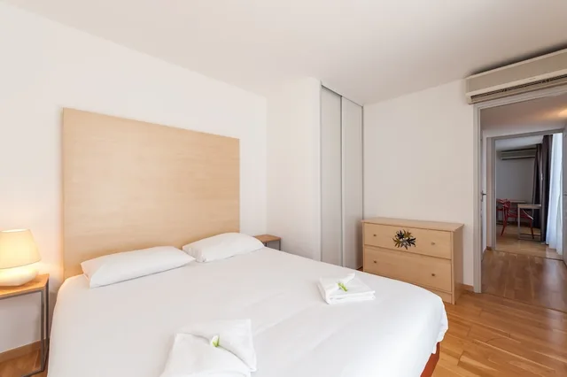 شقة بسرير كوين بشرفة بغرفة نوم واحدة مع أريكة، Residhotel Vieux Port 1/3