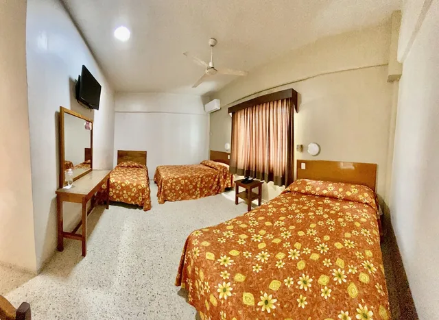 Standard, Triple, 1 Single and 2 Double Beds، Hotel Delfines 2/3