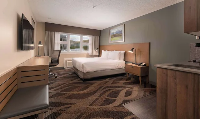 غرفة قياسية بسرير كوين بمطبخ صغير، Prestige Hudson Bay Lodge & Conference Centre, WorldHotels 2/3