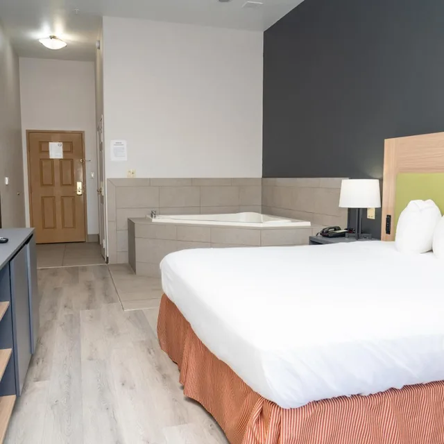 جناح بسرير كينج بحوض جاكوزي، Country Inn Suites By Radisson College Station Tx 6/10