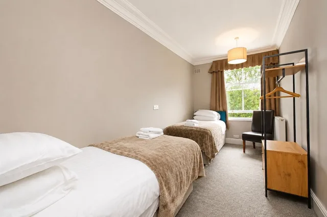 غرفة جونيور بسرير كينج وسريرين منفصلين، Hedley House Hotel 4/9