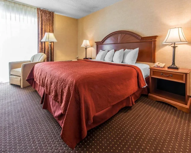 غرفة قياسية بسرير كينج للمدخنين، Quality Inn & Suites Erie near Casino 1/5