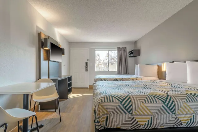 غرفة قياسية بسريرين مزدوجين بمطبخ صغير، Studio6 Hayward, CA – Silicon Valley Gateway 2/4