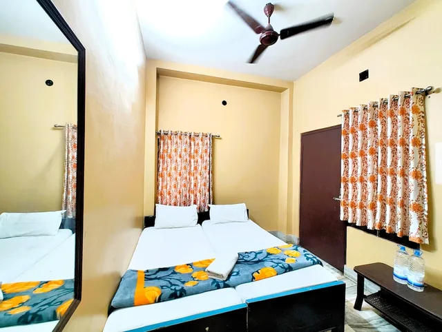 غرفة ديلوكس بسرير كينج، Teerth Guest House 1/8