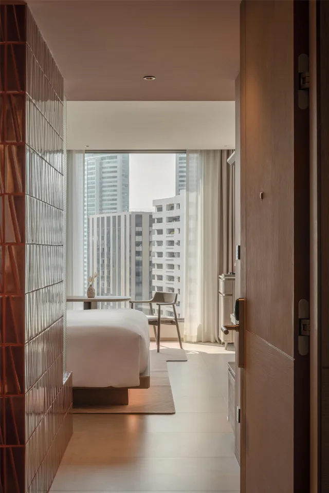 غرفة بريميوم بسرير مزدوج أو سريرين منفصلين، KROMO Bangkok, Curio Collection by Hilton 7/7