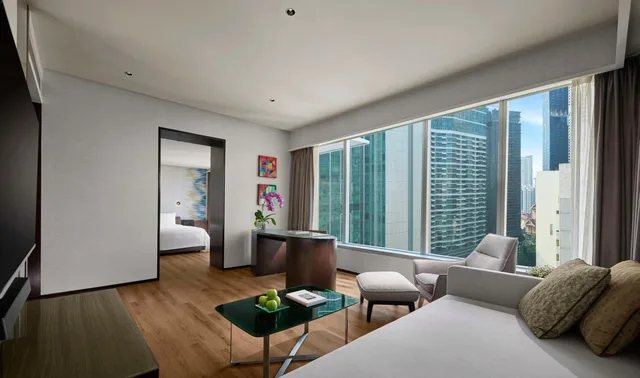 Renovated, Suite, King Bed, City View، Traders Hotel Kuala Lumpur 4/7