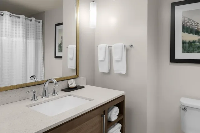 جناح بسريرين كوين مع أريكة، Embassy Suites by Hilton Wilmington Riverfront 6/6