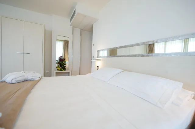 Superior, Double Bed, Lateral Side Sea View, Balcony، MERCURE RIMINI ARTIS 6/10