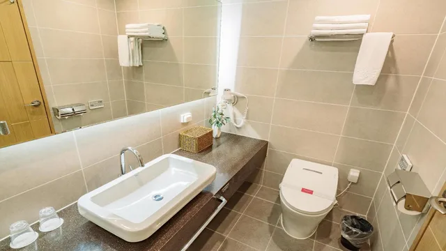 غرفة سوبيريور بسرير مزدوج وسرير فردي بإطلالة على الجبل، Ramada Plaza by Wyndham Dolsan Yeosu 3/4