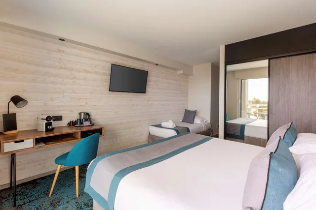 غرفة بسرير كينج وسرير فردي بإطلالة على البحر، Best Western Plus Hotel Canet-Plage 4/5