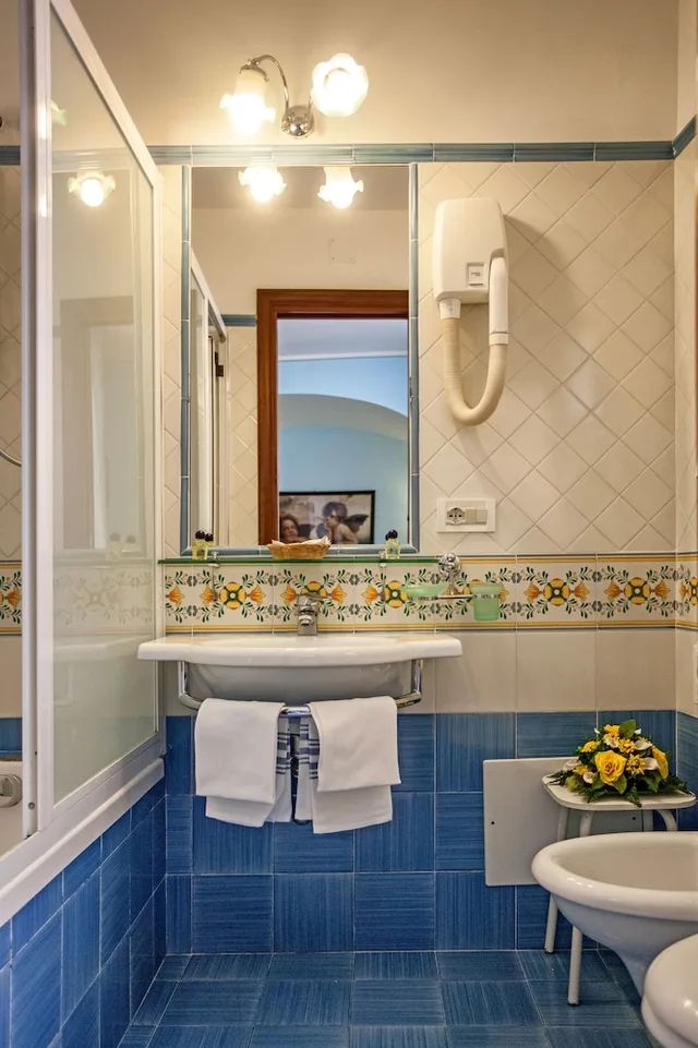 غرفة كلاسيكية رباعية بسرير مزدوج وسريرين منفصلين، Hotel Amalfi 9/10