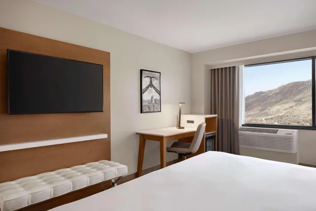 غرفة بسرير كينج لذوي الإعاقة، Radisson Hotel Salt Lake City Downtown 2/3