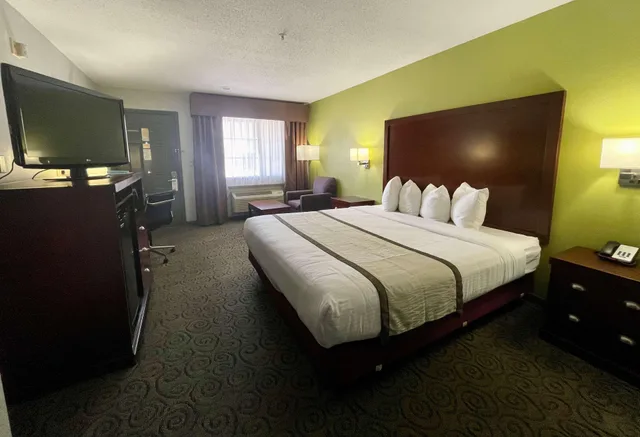 غرفة بسرير كينج لذوي الإعاقة، Surestay Hotel By Best Western Deer Park 2/3