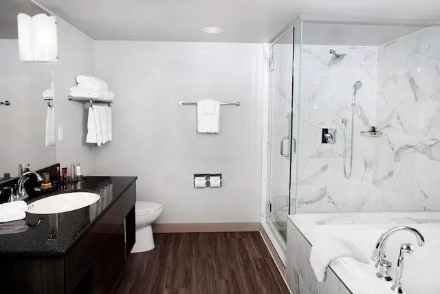 جناح بسرير كينج بإطلالة مع أريكة، Niagara Falls Marriott on The Falls 3/3