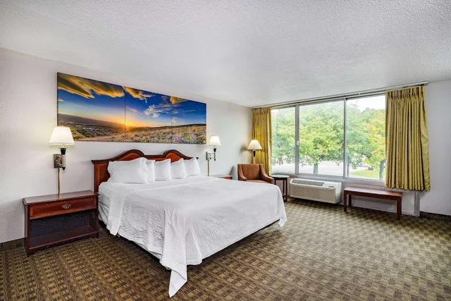 غرفة بسرير كينج، Days Inn By Wyndham Cambridge 1/10