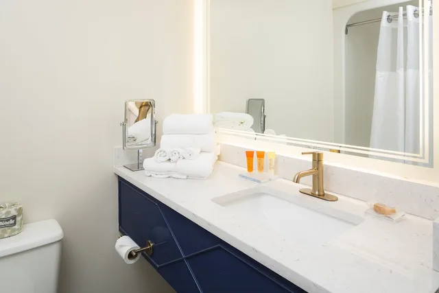 Room, King Bed, Side View, Balcony، Hotel 1620 Plymouth Harbor 2/2