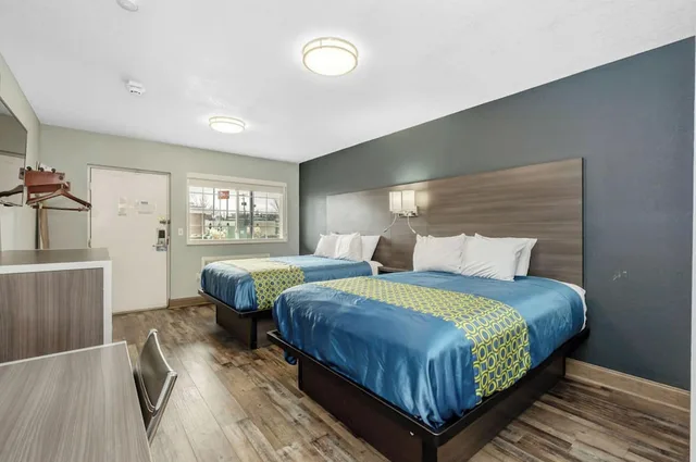 غرفة بسريرين كوين، Grove City Travel Inn Columbus South 2/7