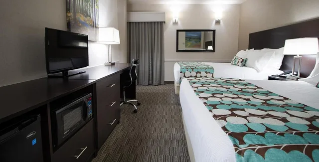 غرفة بسرير كينج وسرير كوين، University Inn 2/3